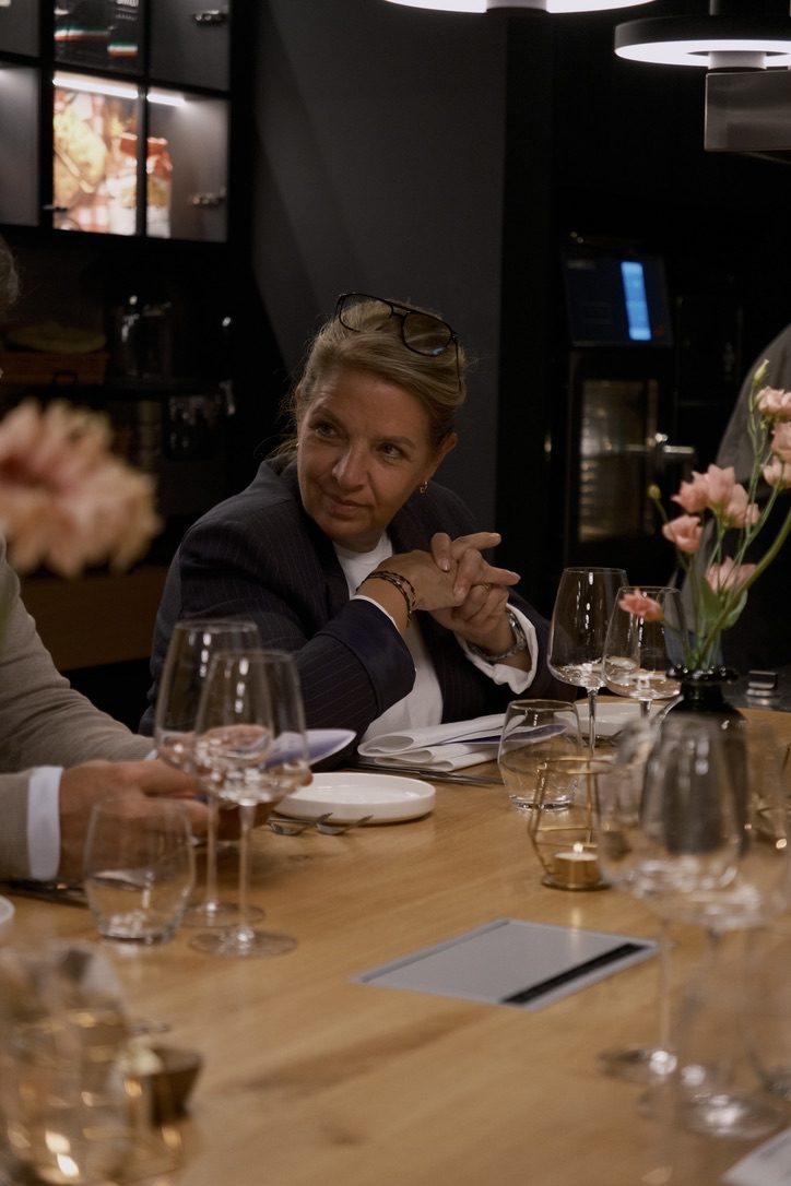 Gast aan tafel kijkt opzij tijdens een diner