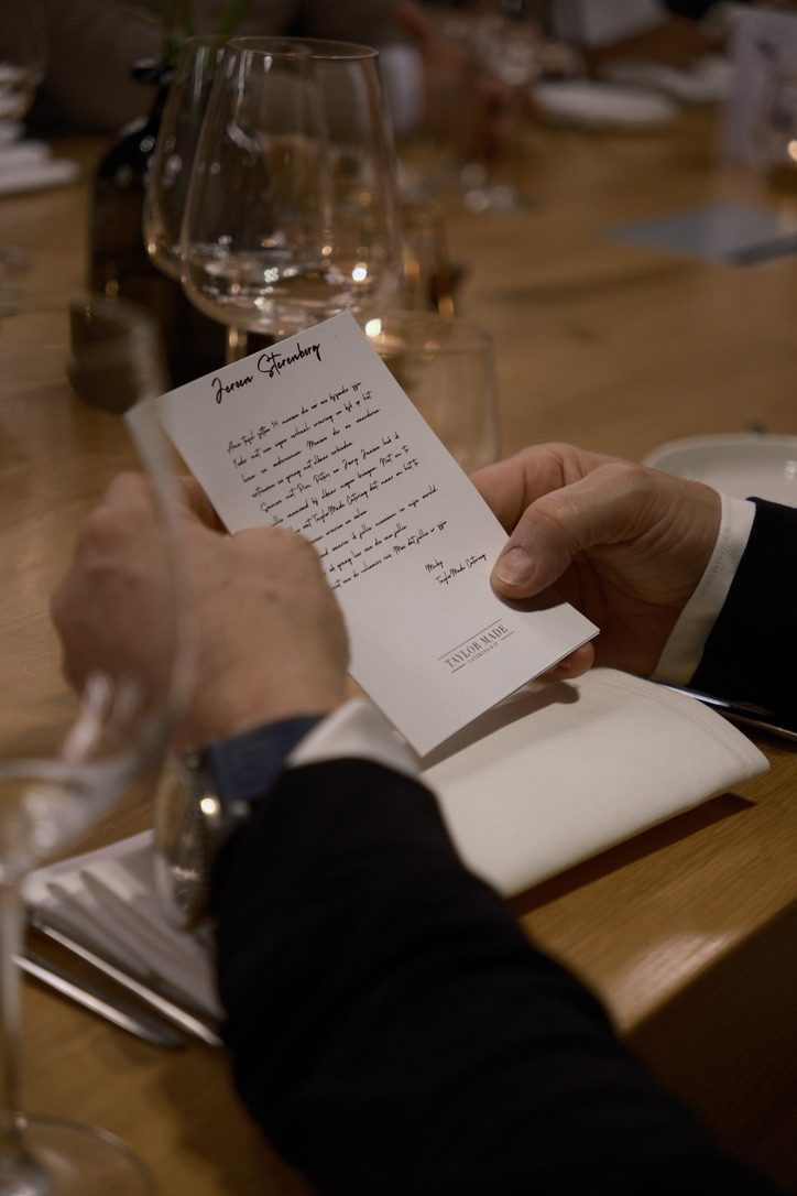 Gast leest een persoonlijke kaart aan tafel