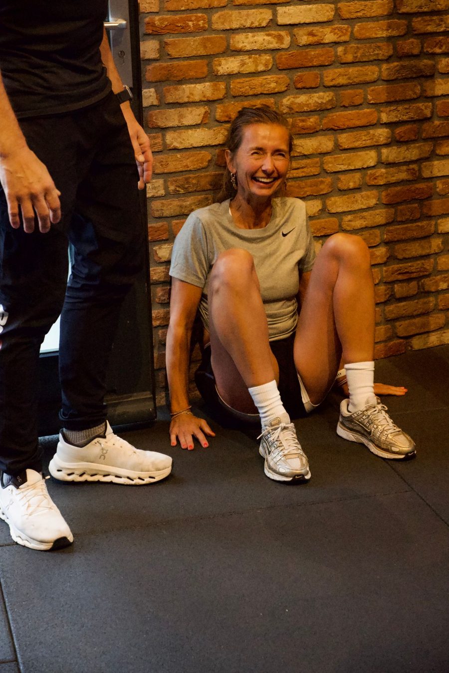 Lachende sporter na de training