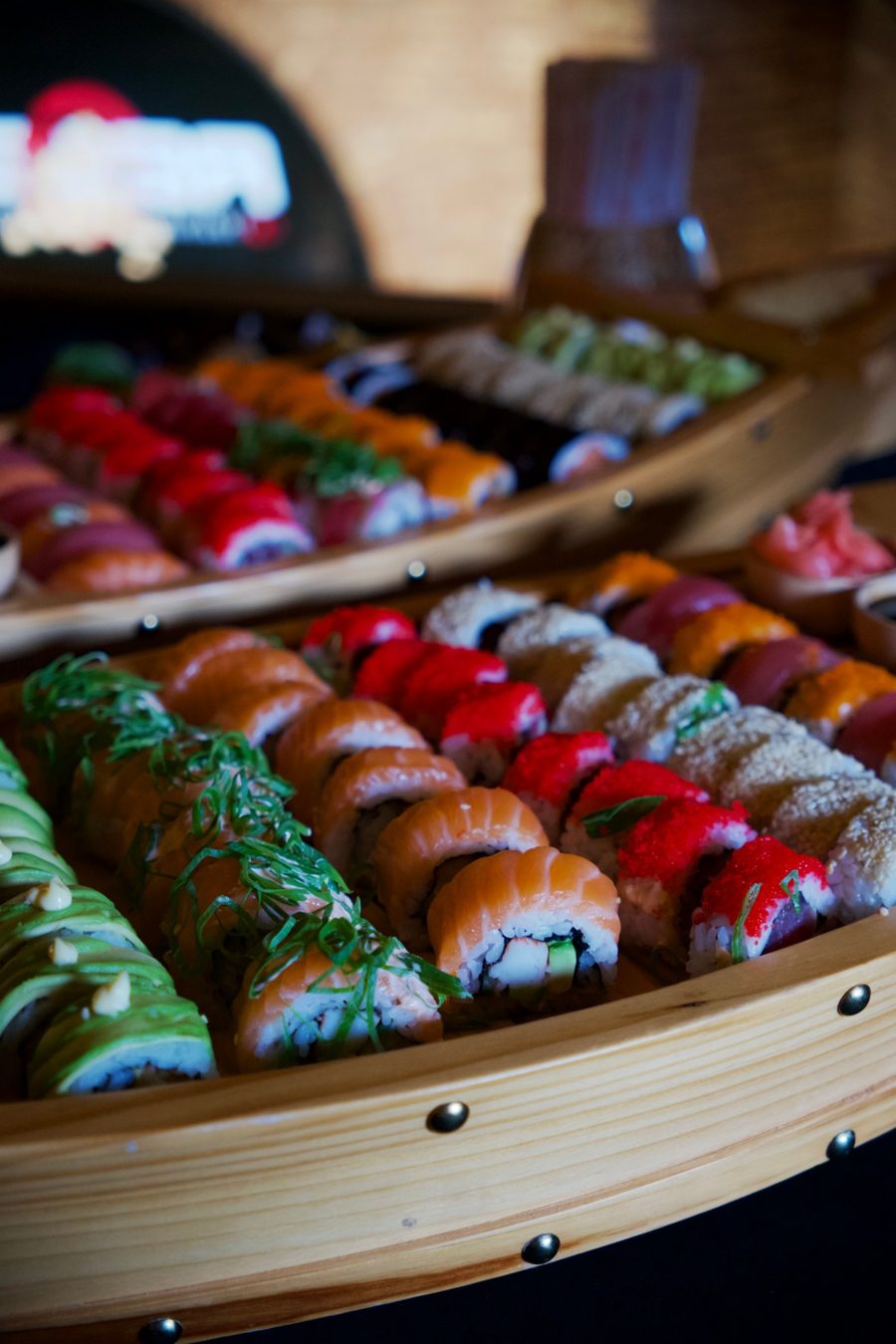 Sushi op een houten bootschaal