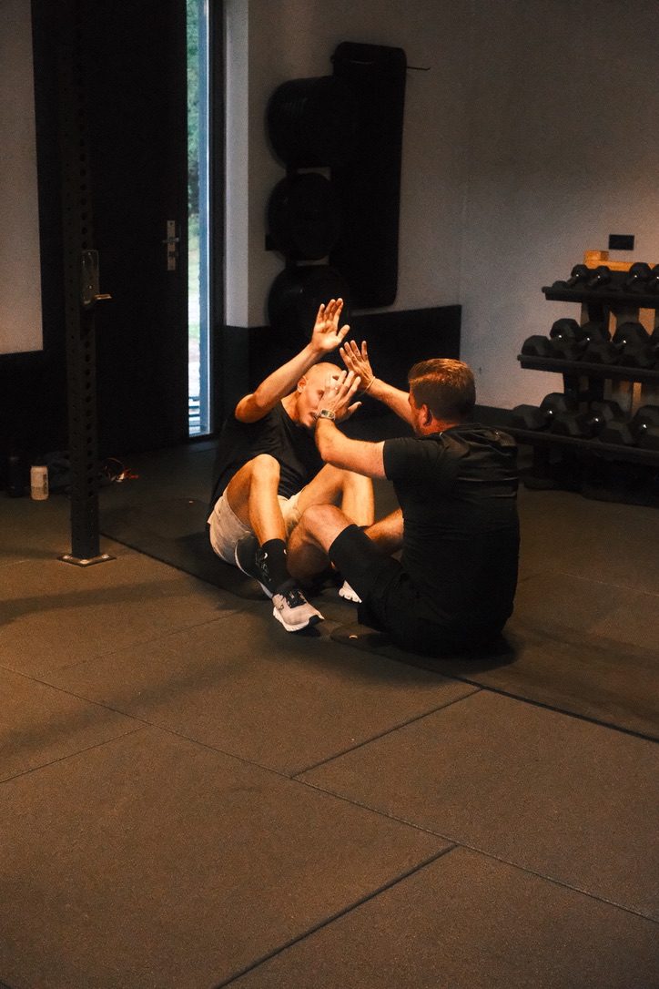 Twee sporters geven elkaar een high five tijdens een training