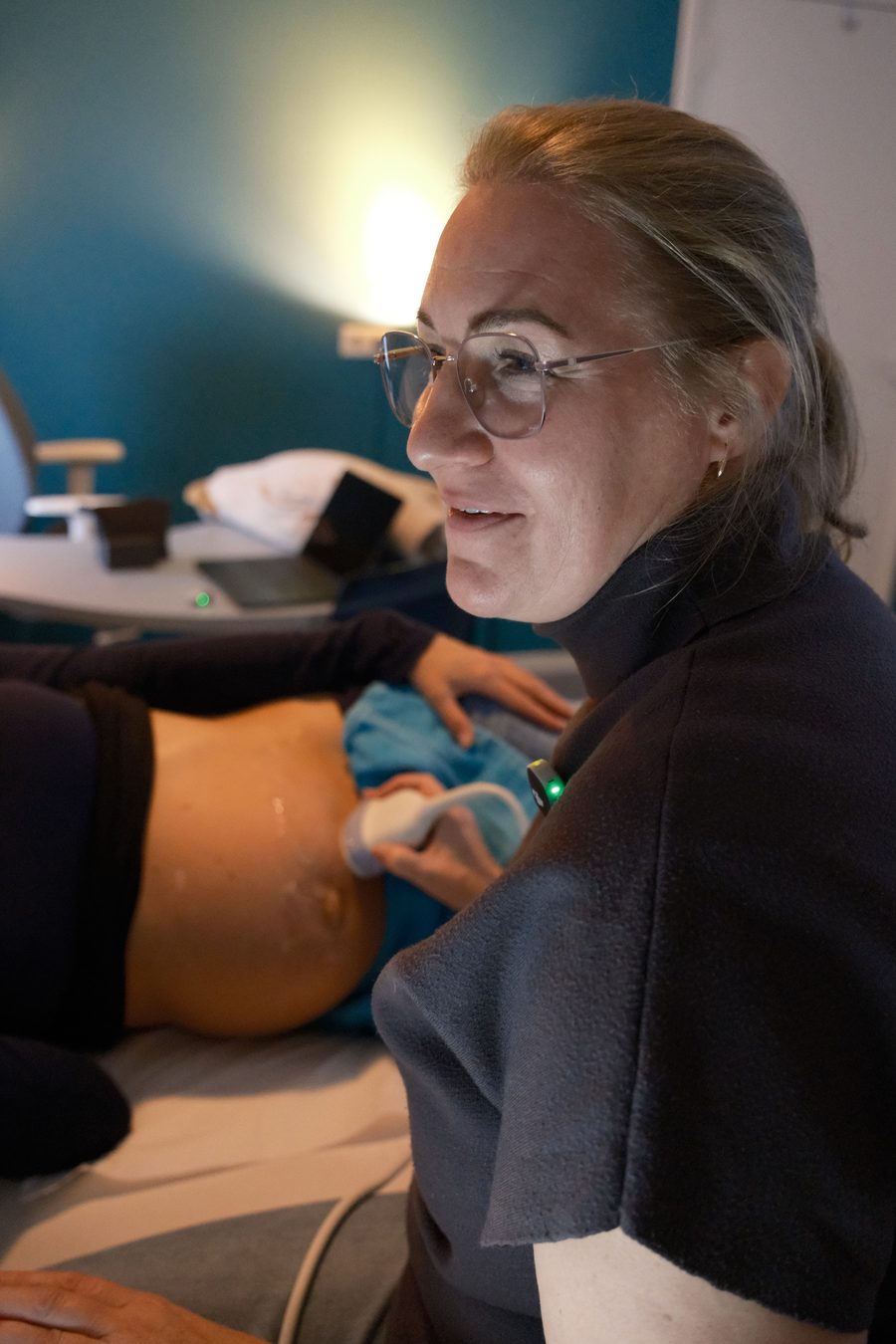 Echoscopist met bril tijdens een echo