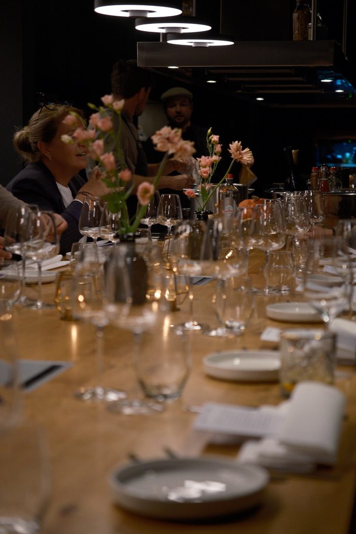 Lange dinertafel met bloemen en wijnglazen